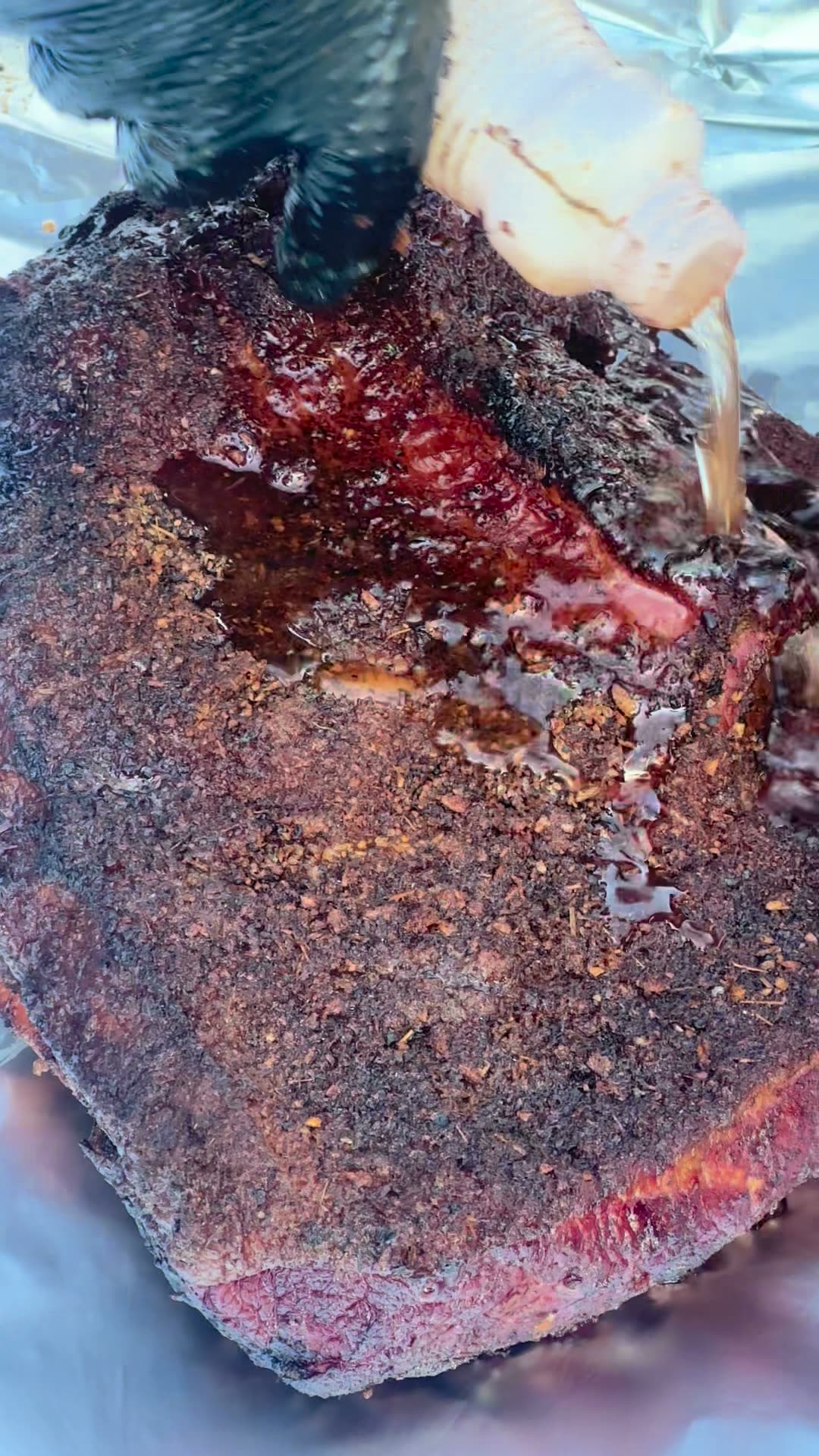 A casca escura do brisket depois de horas no pit