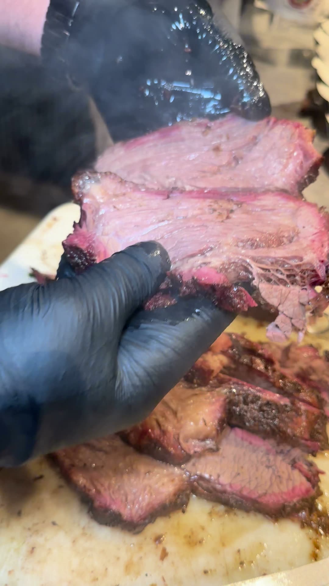Uma fatia de brisket desmanchando na mão